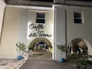 Riapre lo storico “Caffè delle Terme”: riferimento per decenni della movida salentina. Il “rito del bar” in riva al mare - Corriere Salentino
