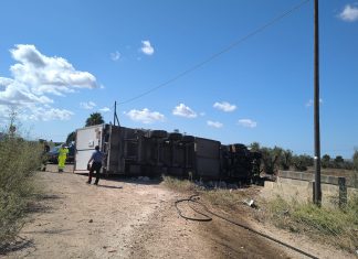 Galatina, camion sbanda e si ribalta sulla Statale 101, conducente in ospedale