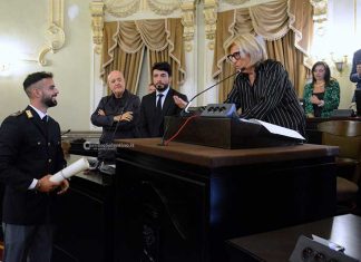 Poliziotto leccese salva bimbo e babysitter dalle fiamme, encomio in consiglio comunale