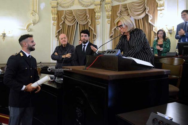 Poliziotto leccese salva bimbo e babysitter dalle fiamme, encomio in consiglio comunale - Corriere Salentino