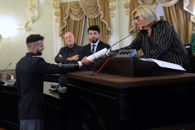 Poliziotto leccese salva bimbo e babysitter dalle fiamme, encomio in consiglio comunale - Corriere Salentino