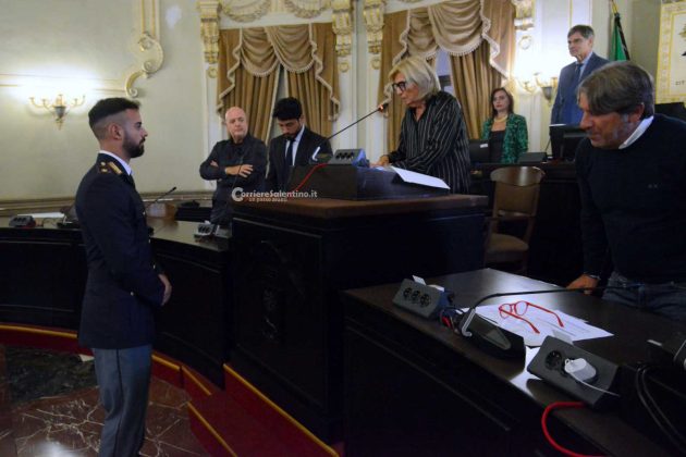 Poliziotto leccese salva bimbo e babysitter dalle fiamme, encomio in consiglio comunale - Corriere Salentino