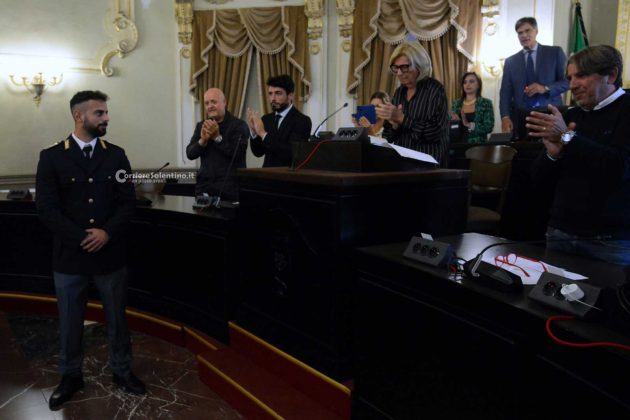 Poliziotto leccese salva bimbo e babysitter dalle fiamme, encomio in consiglio comunale - Corriere Salentino