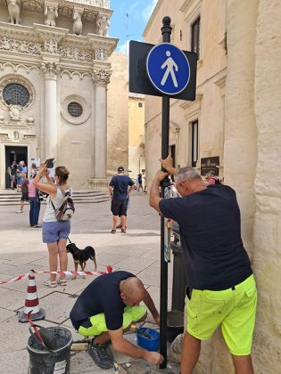 Lecce, l'Assessorato dichiara guerra agli sticker: al via il trattamento anti-sticker sui segnali del centro storico - Corriere Salentino