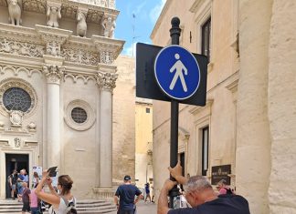 Lecce, l’Assessorato dichiara guerra agli sticker: al via il trattamento anti-sticker sui segnali del centro storico