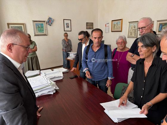 Consegnate 7274 firme a Palazzo Carafa per il referendum sul filobus, Favale: “Primo esperimento di democrazia diretta” - Corriere Salentino