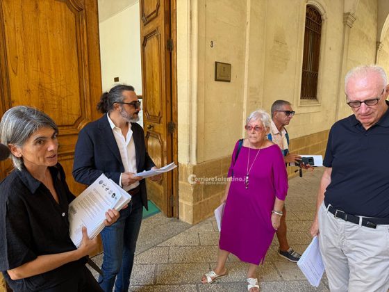 Consegnate 7274 firme a Palazzo Carafa per il referendum sul filobus, Favale: “Primo esperimento di democrazia diretta” - Corriere Salentino