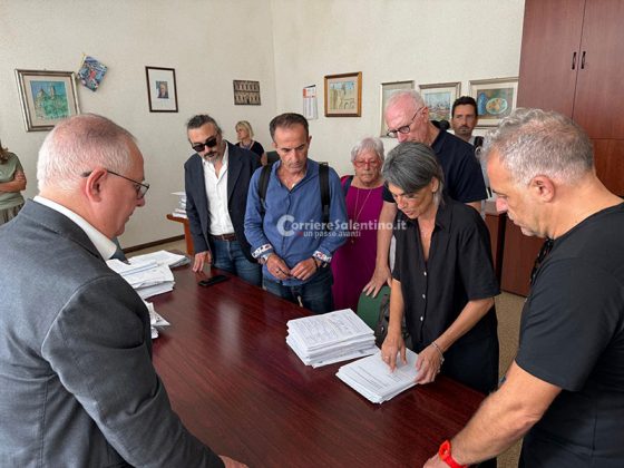Consegnate 7274 firme a Palazzo Carafa per il referendum sul filobus, Favale: “Primo esperimento di democrazia diretta” - Corriere Salentino
