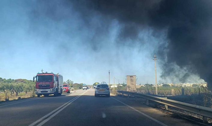 Incendio sulla 274, fiamme lambiscono stazione di servizio: automobilisti costretti a fare inversione a U sulla statale - Corriere Salentino