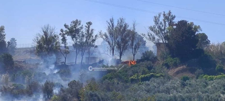 Incendio sulla 274, fiamme lambiscono stazione di servizio: automobilisti costretti a fare inversione a U sulla statale - Corriere Salentino