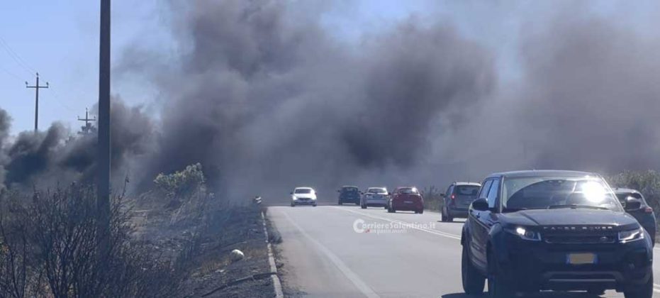 Incendio sulla 274, fiamme lambiscono stazione di servizio: automobilisti costretti a fare inversione a U sulla statale - Corriere Salentino
