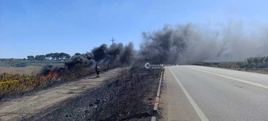 Incendio sulla 274, fiamme lambiscono stazione di servizio: automobilisti costretti a fare inversione a U sulla statale - Corriere Salentino