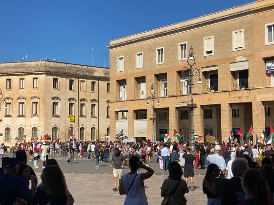 Studenti e lavoratori in piazza, un grido solo: “Stop al genocidio della popolazione palestinese” - Corriere Salentino