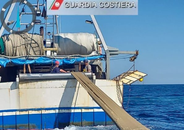 Pescava con rete a strascico irregolare: sequestrati rete e oltre 350 chili di pescato - Corriere Salentino