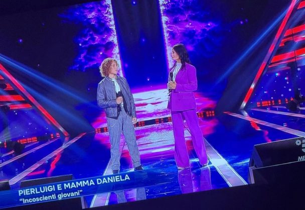 Pierluigi Salomi, giovane talento salentino, conquista il palco di Canale 5. La sorpresa di Del Debbio che lo ha lasciato senza parole. Il duetto con la madre giornalista - Corriere Salentino