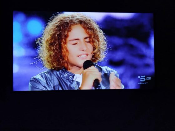 Pierluigi Salomi, giovane talento salentino, conquista il palco di Canale 5. La sorpresa di Del Debbio che lo ha lasciato senza parole. Il duetto con la madre giornalista - Corriere Salentino