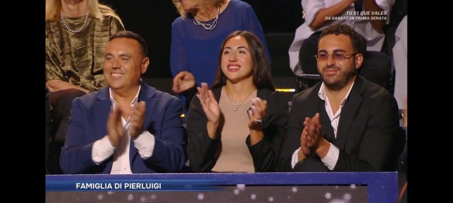 Pierluigi Salomi, giovane talento salentino, conquista il palco di Canale 5. La sorpresa di Del Debbio che lo ha lasciato senza parole. Il duetto con la madre giornalista - Corriere Salentino