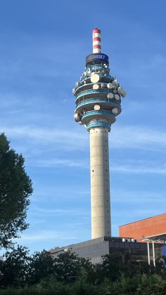 Pierluigi Salomi, giovane talento salentino, conquista il palco di Canale 5. La sorpresa di Del Debbio che lo ha lasciato senza parole. Il duetto con la madre giornalista - Corriere Salentino