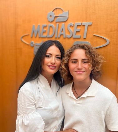 Pierluigi Salomi, giovane talento salentino, conquista il palco di Canale 5. La sorpresa di Del Debbio che lo ha lasciato senza parole. Il duetto con la madre giornalista - Corriere Salentino