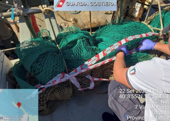 Pescava con rete a strascico irregolare: sequestrati rete e oltre 350 chili di pescato - Corriere Salentino