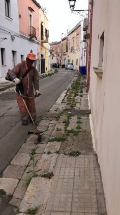 Sfalcio radicale delle erbacce a Nardò, da domani interventi sul primo gruppo di vie - Corriere Salentino