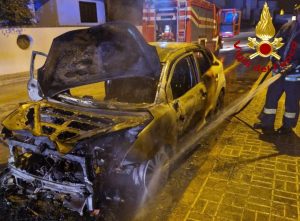 Notte di incendi nel Salento: quattro auto a fuoco in poche ore, indagini in corso - Corriere Salentino