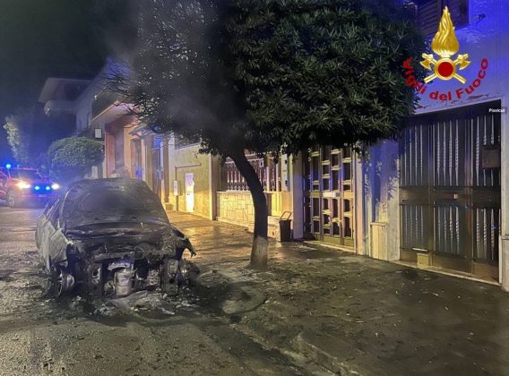 Notte di fuoco tra Parabita e Matino: quattro auto incendiate, indagano i Carabinieri - Corriere Salentino