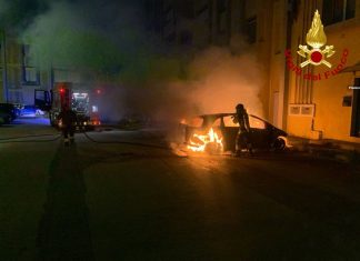Incendio all’alba in Piazzale Siena: due auto distrutte dalle fiamme