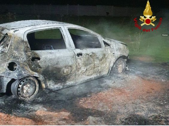 Notte di fuoco tra Parabita e Matino: quattro auto incendiate, indagano i Carabinieri - Corriere Salentino