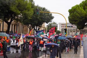 Scioperi e occupazioni, studenti e lavoratori in protesta per Gaza: il corteo ha attraversato il cuore della città - Corriere Salentino