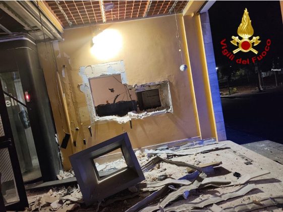 Ancora un colpo, nella notte, contro un bancomat. Stavolta alla Banca Sella di Presicce-Acquarica - Corriere Salentino