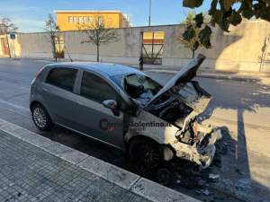 Auto in fiamme nella notte: intervento dei Vigili del Fuoco a Lecce - Corriere Salentino