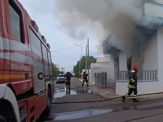Incendio in un’abitazione a due piani: famiglia salva, fiamme partite dal garage - Corriere Salentino