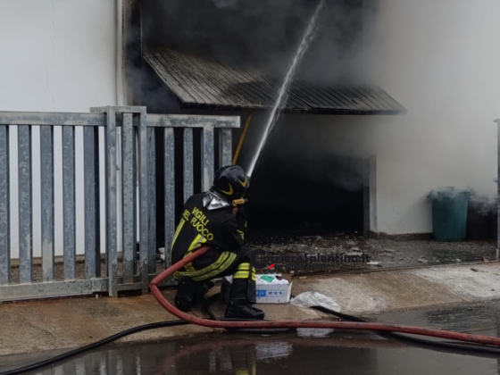 Incendio in un’abitazione a due piani: famiglia salva, fiamme partite dal garage - Corriere Salentino