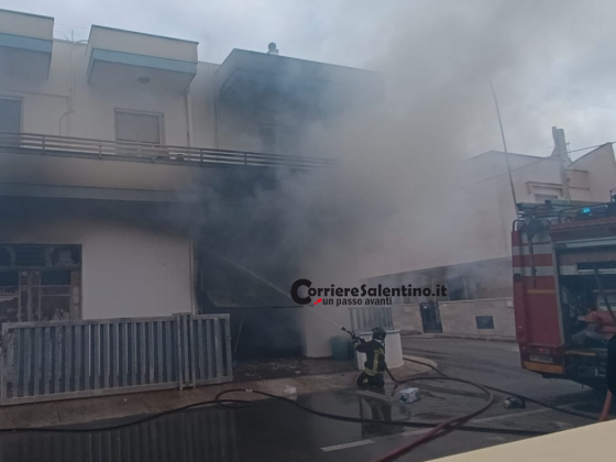 Incendio in un’abitazione a due piani: famiglia salva, fiamme partite dal garage - Corriere Salentino