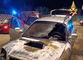 Fiamme nella notte: a fuoco un’auto sulla provinciale