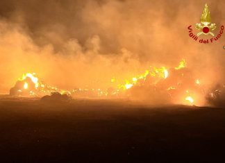 Torre Lapillo, notte di fiamme nella masseria “Donata”: distrutte 300 rotoballe di fieno