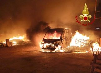 Salento, inferno di fuoco nel deposito di un’azienda: distrutti undici furgoni