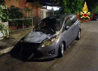 Ennesima notte rovente nel Salento, auto in fiamme a Cavallino: i vigili del fuoco scongiurano ulteriori danni