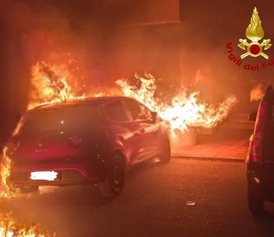 Fiamme nella notte a Noha: distrutti un furgone e un’auto, danneggiati alcuni edifici