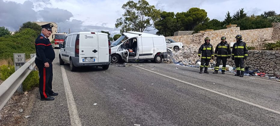 Grave incidente sulla 275, operaio perde controllo del mezzo e abbatte muretto a secco: codice rosso - Corriere Salentino