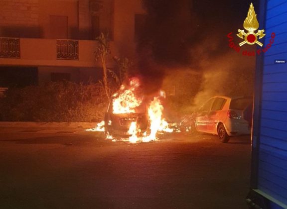 Notte di fuoco tra Parabita e Matino: quattro auto incendiate, indagano i Carabinieri - Corriere Salentino