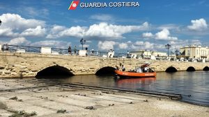 Gallipoli, maxi bonifica al porto: rimossi ormeggi abusivi e sequestrate sei barche - Corriere Salentino