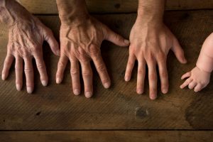 Generazioni a confronto: chi siamo davvero dietro le etichette che ci dividono. Restare Umani mentre il mondo intorno a noi cambia - Corriere Salentino