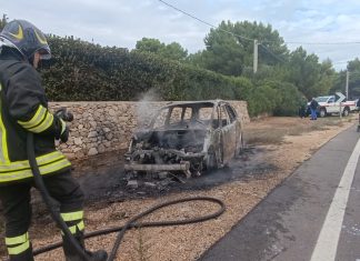 Presicce, auto prende fuoco in movimento. Il guidatore esce prima che le fiamme avvolgano l’abitacolo
