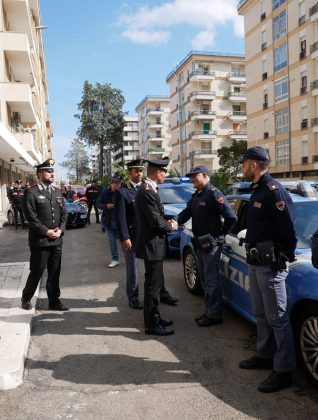 Gli uomini della Polizia di Stato di Lecce rendono omaggio ai Carabinieri del Comando Provinciale di Lecce dopo la tragica scomparsa di tre colleghi a Verona - Corriere Salentino