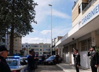 Gli uomini della Polizia di Stato di Lecce rendono omaggio ai Carabinieri del Comando Provinciale di Lecce dopo la tragica scomparsa di tre colleghi a Verona