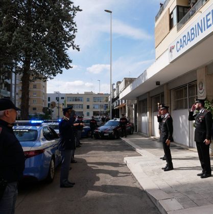 Gli uomini della Polizia di Stato di Lecce rendono omaggio ai Carabinieri del Comando Provinciale di Lecce dopo la tragica scomparsa di tre colleghi a Verona - Corriere Salentino