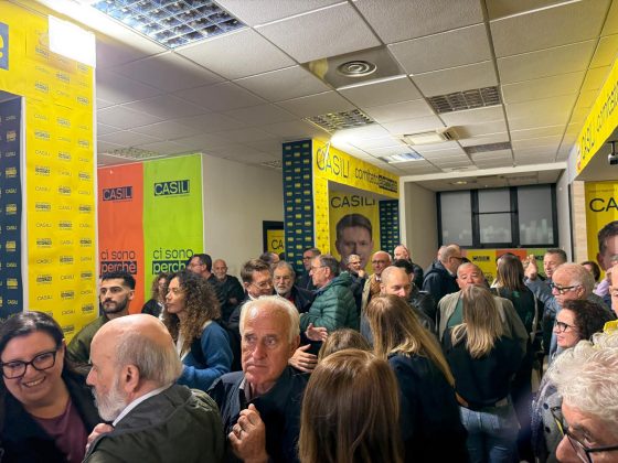 L’abbraccio di Nardò a Cristian Casili: “Si riparte dalle battaglie per i cittadini”. M5S, la prima corsa regionale col “campo largo” - Corriere Salentino