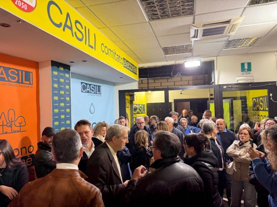 L’abbraccio di Nardò a Cristian Casili: “Si riparte dalle battaglie per i cittadini”. M5S, la prima corsa regionale col “campo largo” - Corriere Salentino